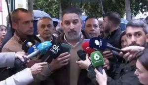 FOTOGRAFÍA. MIAJADAS (CÁCERES) EXTREMADURA (REINO DE ESPAÑA), 12 DE DICIEMBRE DE 2025. El presidente de VOX España, Santiago Abascal Conde (c); junto al senador por Extremadura y candidato por Badajoz a la Asamblea de Extremadura, Ángel Pelayo Gordillo (i); registrado este viernes en Mijadas, Cáceres, durante una rueda de prensa. Lasvocesdelpueblo (Ñ Pueblo)