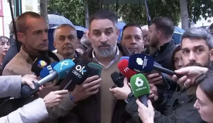 Mijadas, Abascal, VOX FOTOGRAFÍA. MIAJADAS (CÁCERES) EXTREMADURA (REINO DE ESPAÑA), 12 DE DICIEMBRE DE 2025. El presidente de VOX España, Santiago Abascal Conde (c); junto al senador por Extremadura y candidato por Badajoz a la Asamblea de Extremadura, Ángel Pelayo Gordillo (i); registrado este viernes en Mijadas, Cáceres, durante una rueda de prensa. Lasvocesdelpueblo (Ñ Pueblo)