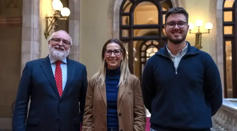 FOTOGRAFÍA. BARCELONA (CATALUÑA) REINO DE ESPAÑA, 10 DE DICIEMBRE DE 2025. El diputado de VOX por Barcelona al Parlamento de Cataluña, Andrés Bello Bellés (i); la portavoz del Grupo Municipal de VOX en el Ayuntamiento de Salou, Ana Belén Rodríguez Ros (c); y el concejal del mismo Grupo VOX Salou, Paul Daniel Axinte Axinte (d), este miércoles en el Palacio del Parlamento catalán. Lasvocesdelpueblo (Ñ Pueblo)