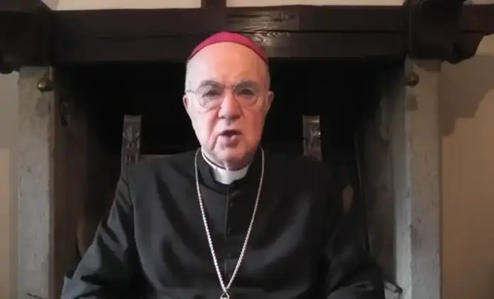 FOTOGRAFÍA. BARCELONA (CATALUÑA) ESPAÑA, 28 DE DICIEMBRE DE 2025. [FECHA Y LUGAR RELACIONADOS CON EL DÍA DE LA PUBLICACIÓN Y NO CON LA FECHA DE LAS DECLARACIONES. El arzobispo Carlo Maria Viganò, hombre de la Iglesia, pide cárcel para Von der Leyen por peor crimen contra la Humanidad jamás cometido hasta la fecha junto a sus compinches del "régimen globalista" y WOKE, señala el arzobispo, "Bill Gates, George Soros, Antony Fauci, Klaus Schwab y Albert Bourla". Captura vídeo/Lasvocesdelpueblo (Ñ Pueblo)