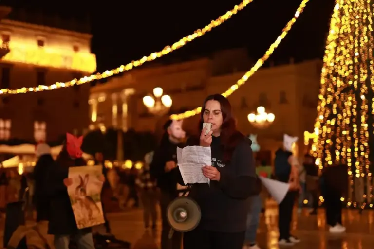 FOTOGRAFÍA. VALENCIA (REINO DE ESPAÑA), 13 DE DICIEMBRE DE 2025. Impactante acto animalista en el centro de Valencia. La entidad animalista València Animal Save ha reivindicado durante la concentración y performance que a "todas las especies animales, por sus capacidades de sentir y ser conscientes, les corresponden una serie de derechos: a la vida, a la libertad, a la seguridad y al reconocimiento jurídico". Lasvocesdelpueblo (Ñ Pueblo)