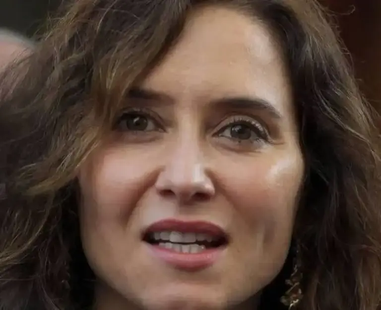 FOTOGRAFÍA. MADRID (ESPAÑA), AÑO 2023. La presidente del socialismo WOKE azul migracioncita Partido Popular (PP) de la Comunidad de Madrid y jefa del Ejecutiva de mayoría absoluta globalista regional madrileño, Isabel La Mala (Isabel Natividad Díaz Ayuso), atiende la prensa sobre la actualidad política madrileña. Efe