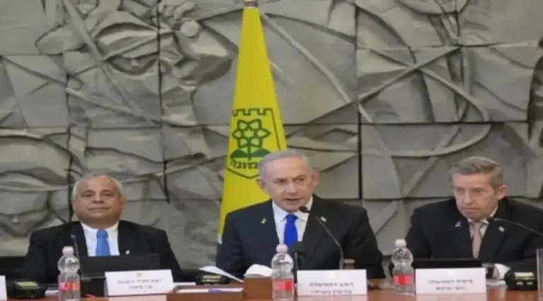 FOTOGRAFÍA. DIMONA (DISTRITO SUR DE ISRAEL) ISRAEL, 14 DE DICIEMBRE DE 2025. Israel Luchamos contra quienes intentan aniquilarnos. El Primer Ministro de Israel, "Bibi" Benjamín Netanyahu (c); registrado este domingo durante la reunión especial del Gobierno israelí en Dimona, distrito Sur de Israel, tras conocerse la masacre de de ciudadanos australianos, fieles al judaísmo (judíos), 16 muertos y 40 heridos en un atentado terrorista en Sídney (Australia). Lasvocesdelpueblo (Ñ Pueblo)