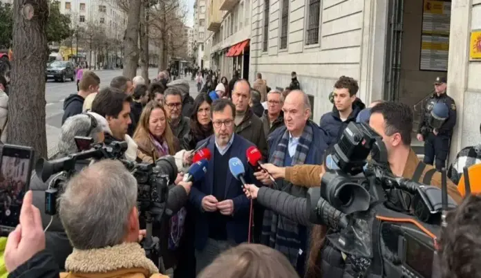 Joé Antonio Fuster Lamelas, VOX, Extremadura, Calle Bambú desconoce el plan del socialismo azul para Extremadura FOTOGRAFÍA. SANTANDER (CANTABRIA) ESPAÑA, 26 DE DICIEMBRE DE 2025. Calle Bambú desconoce el plan del socialismo azul para Extremadura. El portavoz de calle Bambú 12, José Antonio Fúster Lamelas, ha atendido la tarde de este viernes a los medios de comunicación en en calle Calvo Sotelo 25 de Santander, Comunidad Autónoma de Cantabria, con motivo de la manifestación convocada por la Unión Nacional de Asociaciones del Sector Primario Independientes. Lasvocesdelpueblo (Ñ Pueblo)