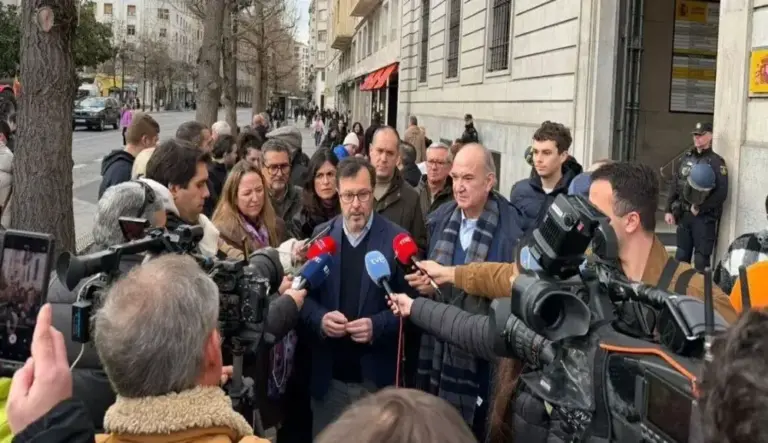 FOTOGRAFÍA. SANTANDER (CANTABRIA) ESPAÑA, 26 DE DICIEMBRE DE 2025. Calle Bambú desconoce el plan del socialismo azul para Extremadura. El portavoz de calle Bambú 12, José Antonio Fúster Lamelas, ha atendido la tarde de este viernes a los medios de comunicación en en calle Calvo Sotelo 25 de Santander, Comunidad Autónoma de Cantabria, con motivo de la manifestación convocada por la Unión Nacional de Asociaciones del Sector Primario Independientes. Lasvocesdelpueblo (Ñ Pueblo)