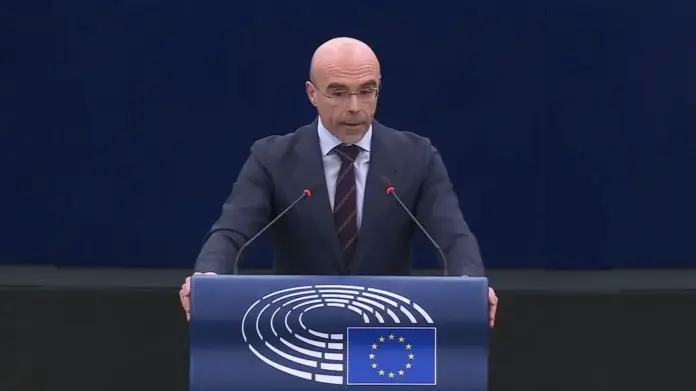 FOTOGRAFÍA. ESTRASBURGO (FRANCIA), 17 DE DICIEMBRE DE 2025. Buxadé al PSOE: "Caiga quien caiga hasta que caigan ustedes". El jefe de la Delegación de VOX en Bruselas y eurodiputado del Grupo Patriots of Europe, Jorge Buxadé Villalba, registrado este miércoles durante su intervención en el debate "Prevención del Acoso Sexual en las Instituciones Públicas: Últimas Revelaciones y Dimisiones en España y Respuestas Institucionales", en referencia a los casos de agresiones sexuales perpetrados por los altos cargos del Partido Socialista (PSOE) en España. Lasvocesdelpueblo (Ñ Pueblo)