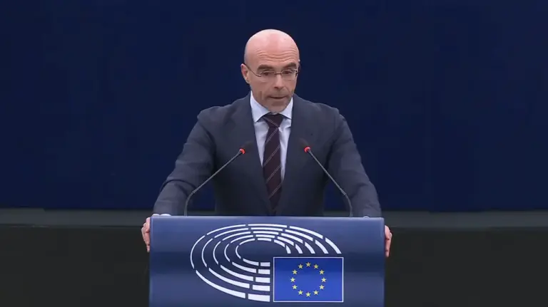 FOTOGRAFÍA. ESTRASBURGO (FRANCIA), 17 DE DICIEMBRE DE 2025. Buxadé al PSOE: "Caiga quien caiga hasta que caigan ustedes". El jefe de la Delegación de VOX en Bruselas y eurodiputado del Grupo Patriots of Europe, Jorge Buxadé Villalba, registrado este miércoles durante su intervención en el debate "Prevención del Acoso Sexual en las Instituciones Públicas: Últimas Revelaciones y Dimisiones en España y Respuestas Institucionales", en referencia a los casos de agresiones sexuales perpetrados por los altos cargos del Partido Socialista (PSOE) en España. Lasvocesdelpueblo (Ñ Pueblo)