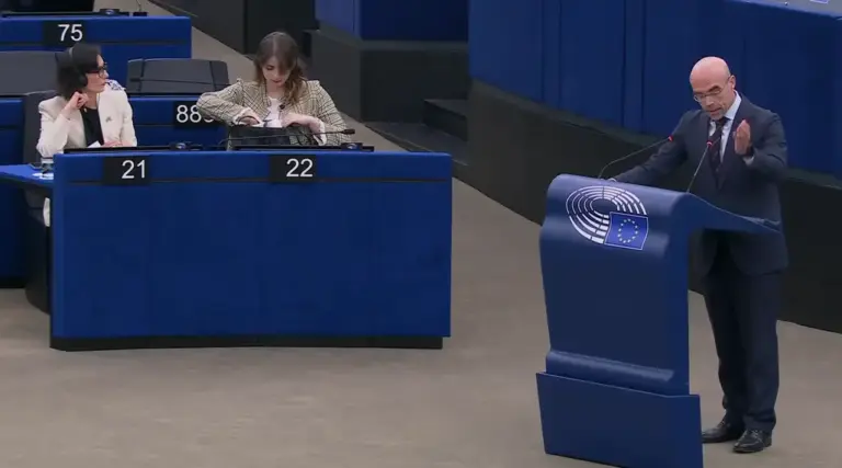 FOTOGRAFÍA. ESTRASBURGO (FRANCIA), 17 DE DICIEMBRE DE 2025. Agresores sexuales encubiertos y protegidos por el PSOE. El jefe de la Delegación de VOX en Bruselas y eurodiputado del Grupo Patriots of Europe, Jorge Buxadé Villalba, registrado este miércoles durante su intervención en el debate "Prevención del Acoso Sexual en las Instituciones Públicas: Últimas Revelaciones y Dimisiones en España y Respuestas Institucionales", en referencia a los casos de agresiones sexuales perpetrados por los altos cargos del Partido Socialista (PSOE) en España. Lasvocesdelpueblo (Ñ Pueblo)