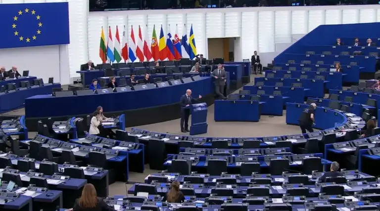 FOTOGRAFÍA. ESTRASBURGO (FRANCIA), 17 DE DICIEMBRE DE 2025. Buxadé al PSOE: "Caiga quien caiga hasta que caigan ustedes". El jefe de la Delegación de VOX en Bruselas y eurodiputado del Grupo Patriots of Europe, Jorge Buxadé Villalba, registrado este miércoles durante su intervención en el debate "Prevención del Acoso Sexual en las Instituciones Públicas: Últimas Revelaciones y Dimisiones en España y Respuestas Institucionales", en referencia a los casos de agresiones sexuales perpetrados por los altos cargos del Partido Socialista (PSOE) en España. Lasvocesdelpueblo (Ñ Pueblo)