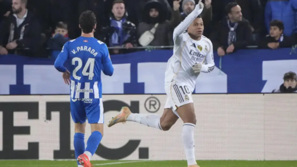 FOTOGRAFÍA. VITORIA (LAS VASCONGADAS) REINO DE ESPAÑA, 14 DE DICIEMBRE DE 2025. El delantero francés del Real Madrid Kylian Mbappé (d) celebra su gol, primero del equipo blanco, durante el partido de la jornada 16 de LaLiga que Deportivo Alavés y Real Madrid disputan este domingo en el estadio de Mendizorrotza, en Vitoria (Las Vascongadas) Reino de España. Efe