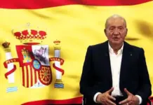 Juan Carlos I: «Unidos conseguimos hacer una Transición ejemplar» FOTOGRAFÍA. MADRID (REINO DE ESPAÑA), 01 DE DICIEMBRE DE 2025. El Juan Carlos I ha difundido este lunes un vídeo en el que se dirige a los jóvenes para pedirles que apoyen a su hijo, el rey Felipe VI. En el breve vídeo, que desde esta mañana circula por las redes sociales y que puede reproducirse desde la plataforma YouTube, el rey emérito aparece solo, sentado en una silla, con una gran bandera nacional ondeando detrás de él y sin ninguna mención al momento ni el lugar en el que fue grabado. Captura vídeo/Lasvocesdelpueblo (Ñ Pueblo)