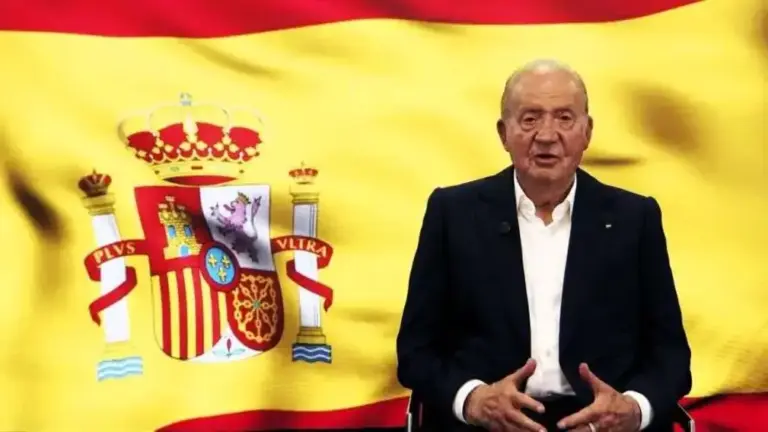 FOTOGRAFÍA. MADRID (REINO DE ESPAÑA), 01 DE DICIEMBRE DE 2025. El Juan Carlos I ha difundido este lunes un vídeo en el que se dirige a los jóvenes para pedirles que apoyen a su hijo, el rey Felipe VI. En el breve vídeo, que desde esta mañana circula por las redes sociales y que puede reproducirse desde la plataforma YouTube, el rey emérito aparece solo, sentado en una silla, con una gran bandera nacional ondeando detrás de él y sin ninguna mención al momento ni el lugar en el que fue grabado. Captura vídeo/Lasvocesdelpueblo (Ñ Pueblo)