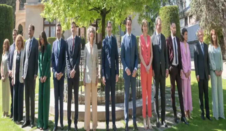 FOTOGRAFÍA. VITORIA (LAS VASCONGADAS) REINO DE ESPAÑA, 11 DE DICIEMBRE DE 2025. En la imagen de familia, los consejeros de la XIII Legislatura del Gobierno autonómico en coalición de Las Vascongadas del Partido Nacionalista Vasco (PNV) y Partido Socialista (PSOE). Portada Gobierno de Las Vascongadas/Lasvocesdelpueblo (Ñ Pueblo)