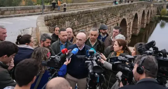 La mafia corrupta y estafa del PP-PSOE mantiene presa a España FOTOGRAFÍA. MÉRIDA (EXTREMADURA) REINO DE ESPAÑA, 06 DE DICIEMBRE DE 2025. Elecciones autonómicas Extremadura 21D | Los dirigentes de VOX: el jefe nacional de los servicios jurídicos de VOX y jefe de la Delegación de VOX en Bruselas -Parlamento Europeo-, Jorge Buxadé Villalba (c); el candidato de VOX a presidir la Junta de Extremadura, Oscar Fernández Calle (i); el senador por Extremadura y candidato por Badajoz a la Asamblea de Extremadura, Ángel Pelayo Gordillo (d); registrados este sábado en el Puente Romano de Mérida, junto a la Loba Capitolina, en el segundo día de campaña electoral extremeña de las elecciones del 21 de diciembre de 2025. Lasvocesdelpueblo (Ñ Pueblo)