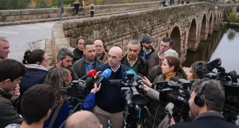 FOTOGRAFÍA. MÉRIDA (EXTREMADURA) REINO DE ESPAÑA, 06 DE DICIEMBRE DE 2025. Elecciones autonómicas Extremadura 21D | Los dirigentes de VOX: el jefe nacional de los servicios jurídicos de VOX y jefe de la Delegación de VOX en Bruselas -Parlamento Europeo-, Jorge Buxadé Villalba (c); el candidato de VOX a presidir la Junta de Extremadura, Oscar Fernández Calle (i); el senador por Extremadura y candidato por Badajoz a la Asamblea de Extremadura, Ángel Pelayo Gordillo (d); registrados este sábado en el Puente Romano de Mérida, junto a la Loba Capitolina, en el segundo día de campaña electoral extremeña de las elecciones del 21 de diciembre de 2025. Lasvocesdelpueblo (Ñ Pueblo)