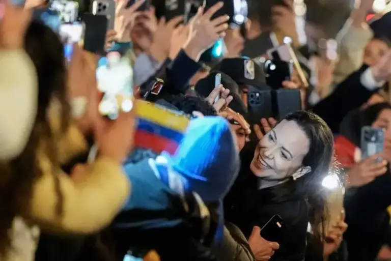 FOTOGRAFÍA. OSLO (NORUEGA), 10 DE DICIEMBRE DE 2025. Viaje de María Corina Machado Parisca Nobel de la Paz a Oslo. Detalle de una imagen de este jueves, 10 de diciembre de 2025, de la líder opositora venezolana y premio Nobel de la Paz 2025,  María Corina Machado Parisca, saludando a sus seguidores en Oslo, Noruega. Efe