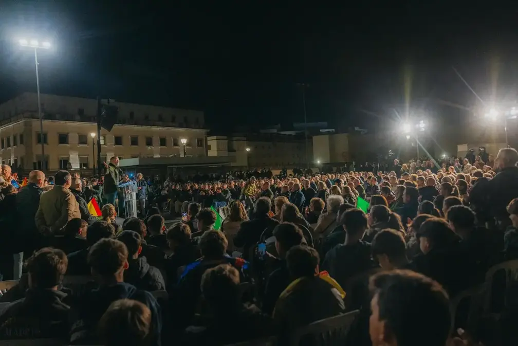 FOTOGRAFÍA. BADAJOZ (EXTREMADURA) REINO DE ESPAÑA, 03 DE DICIEMBRE DE 2025. Precampaña Elecciones Extremadura 21D. El presidente de Patriots of Europe y de VOX, Santiago Abascal Conde (c); participa esta tarde y noche en un multitudinario acto público en Badajoz, junto al candidato de VOX a la presidencia de la Junta de Extremadura, Óscar Fernández Calle; y el cabeza de lista por Badajoz a la Asamblea de Extremadura y actual senador por Extremadura al Senado, Ángel Pelayo Gordillo. Lasvocesdelpueblo (Ñ Pueblo)