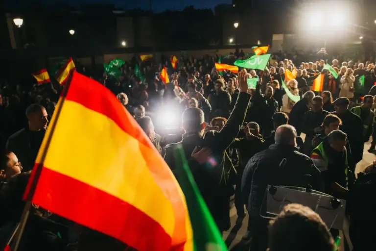 FOTOGRAFÍA. BADAJOZ (EXTREMADURA) REINO DE ESPAÑA, 03 DE DICIEMBRE DE 2025. Precampaña Elecciones Extremadura 21D. El presidente de Patriots of Europe y de VOX, Santiago Abascal Conde (c); participa esta tarde y noche en un multitudinario acto público en Badajoz, junto al candidato de VOX a la presidencia de la Junta de Extremadura, Óscar Fernández Calle; y el cabeza de lista por Badajoz a la Asamblea de Extremadura y actual senador por Extremadura al Senado, Ángel Pelayo Gordillo. Lasvocesdelpueblo (Ñ Pueblo)
