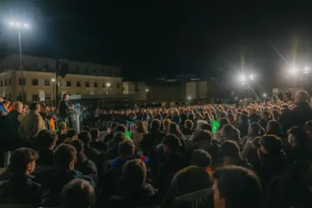 FOTOGRAFÍA. BADAJOZ (EXTREMADURA) REINO DE ESPAÑA, 03 DE DICIEMBRE DE 2025. Precampaña Elecciones Extremadura 21D. El presidente de Patriots of Europe y de VOX, Santiago Abascal Conde (c); participa esta tarde y noche en un multitudinario acto público en Badajoz, junto al candidato de VOX a la presidencia de la Junta de Extremadura, Óscar Fernández Calle; y el cabeza de lista por Badajoz a la Asamblea de Extremadura y actual senador por Extremadura al Senado, Ángel Pelayo Gordillo. Lasvocesdelpueblo (Ñ Pueblo)