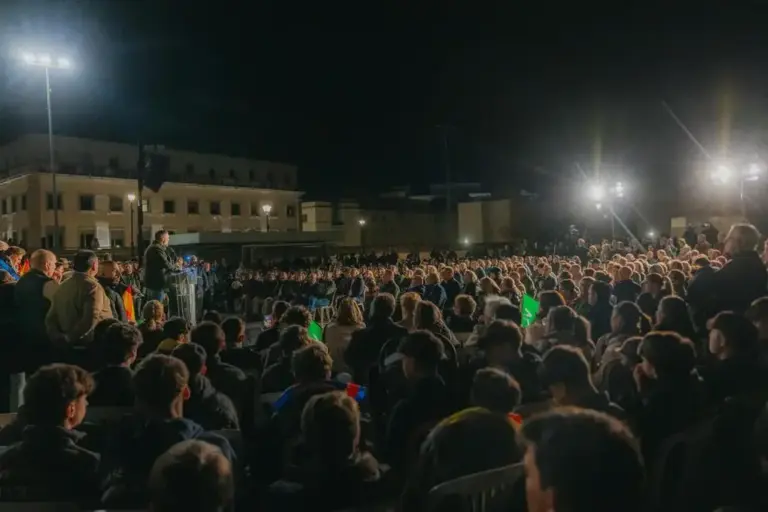 FOTOGRAFÍA. BADAJOZ (EXTREMADURA) REINO DE ESPAÑA, 03 DE DICIEMBRE DE 2025. Precampaña Elecciones Extremadura 21D. El presidente de Patriots of Europe y de VOX, Santiago Abascal Conde (c); participa esta tarde y noche en un multitudinario acto público en Badajoz, junto al candidato de VOX a la presidencia de la Junta de Extremadura, Óscar Fernández Calle; y el cabeza de lista por Badajoz a la Asamblea de Extremadura y actual senador por Extremadura al Senado, Ángel Pelayo Gordillo. Lasvocesdelpueblo (Ñ Pueblo)