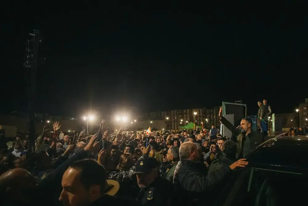 FOTOGRAFÍA. BADAJOZ (EXTREMADURA) REINO DE ESPAÑA, 03 DE DICIEMBRE DE 2025. Precampaña Elecciones Extremadura 21D. El presidente de Patriots of Europe y de VOX, Santiago Abascal Conde (c); participa esta tarde y noche en un multitudinario acto público en Badajoz, junto al candidato de VOX a la presidencia de la Junta de Extremadura, Óscar Fernández Calle; y el cabeza de lista por Badajoz a la Asamblea de Extremadura y actual senador por Extremadura al Senado, Ángel Pelayo Gordillo. Lasvocesdelpueblo (Ñ Pueblo)