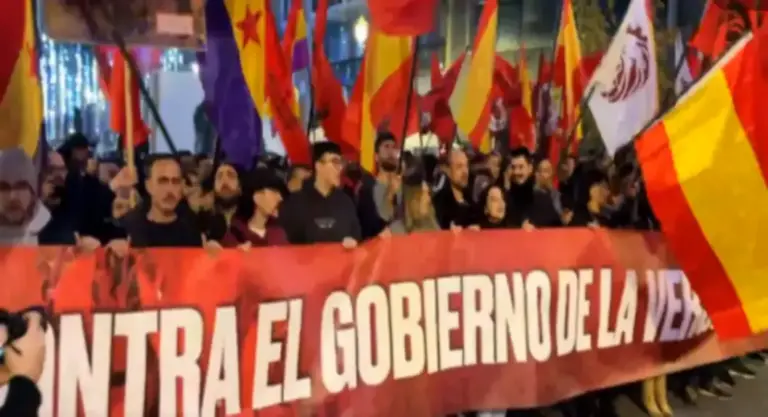 FOTOGRAFÍA. MADRID (REINO DE ESPAÑA), 06 D EDICIEMBRE DE 2025. Día de la Constitución Española. Fuerte movilización de la formación patriota de izquierda española Frente Obrero España (FO) ante el Congreso de los Diputados bajo lema "Contra el Gobierno de la Vergüenza". El historiador y escritor español, presidente del Frente Obrero España desde 2022, Roberto Vaquero Arribas; junto a una de las principales caras visibles del Frente Obrero España, la química Carmen López Manzano, son protagonistas ante la Puerta de los Leones Congreso de los Diputados con sus discursos contra el bipartidismo corrupto y estafado PP-PSOE y contra la traición de la izquierda WOKE migracionista y globalista PODEMOS, SUMAR, Más País. Los manifestantes han reclamado "prisión" para Pedro Sánchez Pérez-Castejón, jefe de un "Gobierno criminal", toda una "vergüenza nacional" al pueblo español, al juicio de los simpatizantes y militantes de Frente Obrero España que han proclamado su patriotismo a grito: "Aquí están los verdaderos patriotas". Lasvocesdelpueblo (Ñ Pueblo)