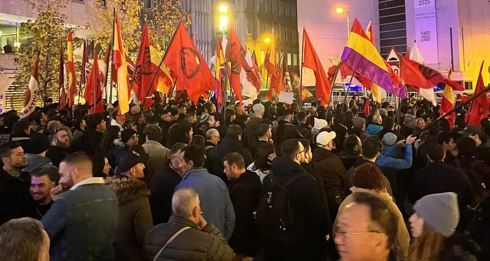 FOTOGRAFÍA. MADRID (REINO DE ESPAÑA), 06 D EDICIEMBRE DE 2025. Día de la Constitución Española. Fuerte movilización de la formación patriota de izquierda española Frente Obrero España (FO) ante el Congreso de los Diputados bajo lema "Contra el Gobierno de la Vergüenza". El historiador y escritor español, presidente del Frente Obrero España desde 2022, Roberto Vaquero Arribas; junto a una de las principales caras visibles del Frente Obrero España, la química Carmen López Manzano, son protagonistas ante la Puerta de los Leones Congreso de los Diputados con sus discursos contra el bipartidismo corrupto y estafado PP-PSOE y contra la traición de la izquierda WOKE migracionista y globalista PODEMOS, SUMAR, Más País. Los manifestantes han reclamado "prisión" para Pedro Sánchez Pérez-Castejón, jefe de un "Gobierno criminal", toda una "vergüenza nacional" al pueblo español, al juicio de los simpatizantes y militantes de Frente Obrero España que han proclamado su patriotismo a grito: "Aquí están los verdaderos patriotas". Lasvocesdelpueblo (Ñ Pueblo)