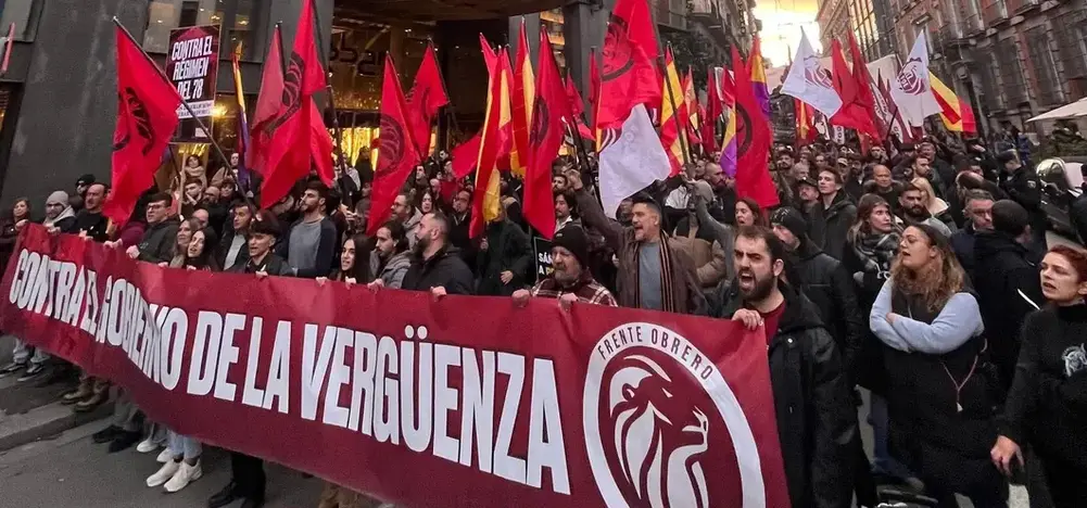 FOTOGRAFÍA. MADRID (REINO DE ESPAÑA), 06 D EDICIEMBRE DE 2025. Día de la Constitución Española. Fuerte movilización de la formación patriota de izquierda española Frente Obrero España (FO) ante el Congreso de los Diputados bajo lema "Contra el Gobierno de la Vergüenza". El historiador y escritor español, presidente del Frente Obrero España desde 2022, Roberto Vaquero Arribas; junto a una de las principales caras visibles del Frente Obrero España, la química Carmen López Manzano, son protagonistas ante la Puerta de los Leones Congreso de los Diputados con sus discursos contra el bipartidismo corrupto y estafado PP-PSOE y contra la traición de la izquierda WOKE migracionista y globalista PODEMOS, SUMAR, Más País. Los manifestantes han reclamado "prisión" para Pedro Sánchez Pérez-Castejón, jefe de un "Gobierno criminal", toda una "vergüenza nacional" al pueblo español, al juicio de los simpatizantes y militantes de Frente Obrero España que han proclamado su patriotismo a grito: "Aquí están los verdaderos patriotas". Lasvocesdelpueblo (Ñ Pueblo)