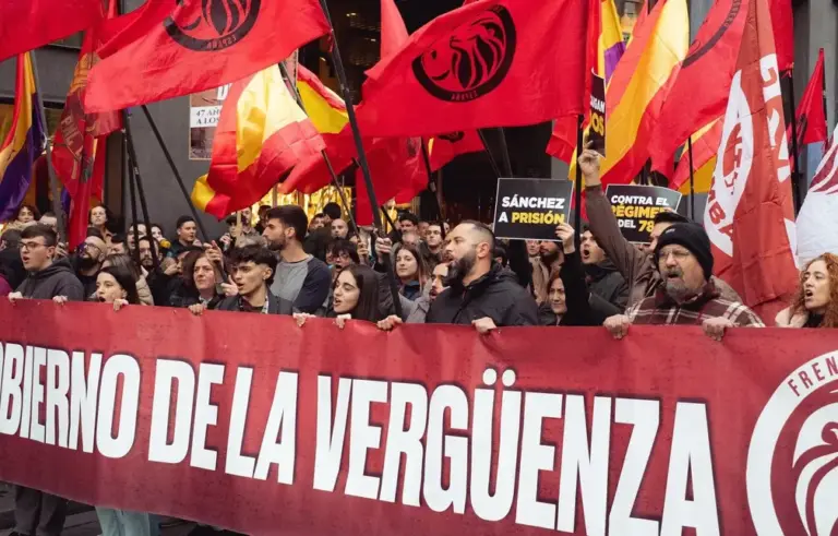 FOTOGRAFÍA. MADRID (REINO DE ESPAÑA), 06 D EDICIEMBRE DE 2025. Día de la Constitución Española. Fuerte movilización de la formación patriota de izquierda española Frente Obrero España (FO) ante el Congreso de los Diputados bajo lema "Contra el Gobierno de la Vergüenza". El historiador y escritor español, presidente del Frente Obrero España desde 2022, Roberto Vaquero Arribas; junto a una de las principales caras visibles del Frente Obrero España, la química Carmen López Manzano, son protagonistas ante la Puerta de los Leones Congreso de los Diputados con sus discursos contra el bipartidismo corrupto y estafado PP-PSOE y contra la traición de la izquierda WOKE migracionista y globalista PODEMOS, SUMAR, Más País. Los manifestantes han reclamado "prisión" para Pedro Sánchez Pérez-Castejón, jefe de un "Gobierno criminal", toda una "vergüenza nacional" al pueblo español, al juicio de los simpatizantes y militantes de Frente Obrero España que han proclamado su patriotismo a grito: "Aquí están los verdaderos patriotas". Lasvocesdelpueblo (Ñ Pueblo)