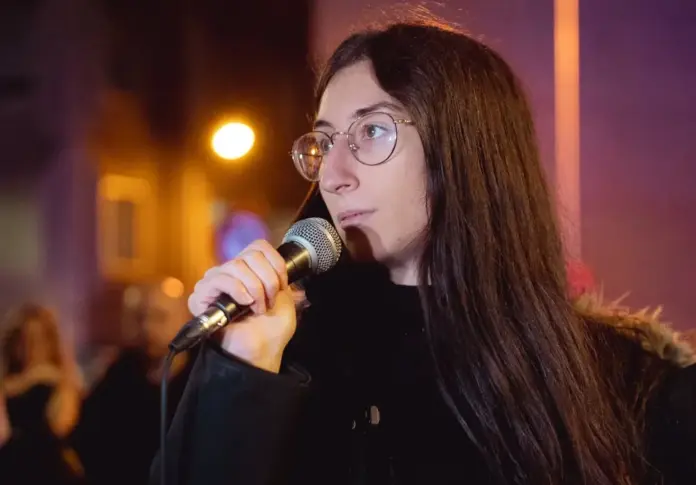FOTOGRAFÍA. MADRID (REINO DE ESPAÑA), 06 D EDICIEMBRE DE 2025. Día de la Constitución Española. Fuerte movilización de la formación patriota de izquierda española Frente Obrero España (FO) ante el Congreso de los Diputados bajo lema "Contra el Gobierno de la Vergüenza". El historiador y escritor español, presidente del Frente Obrero España desde 2022, Roberto Vaquero Arribas; junto a una de las principales caras visibles del Frente Obrero España, la química Carmen López Manzano, son protagonistas ante la Puerta de los Leones Congreso de los Diputados con sus discursos contra el bipartidismo corrupto y estafado PP-PSOE y contra la traición de la izquierda WOKE migracionista y globalista PODEMOS, SUMAR, Más País. Los manifestantes han reclamado "prisión" para Pedro Sánchez Pérez-Castejón, jefe de un "Gobierno criminal", toda una "vergüenza nacional" al pueblo español, al juicio de los simpatizantes y militantes de Frente Obrero España que han proclamado su patriotismo a grito: "Aquí están los verdaderos patriotas". Lasvocesdelpueblo (Ñ Pueblo)