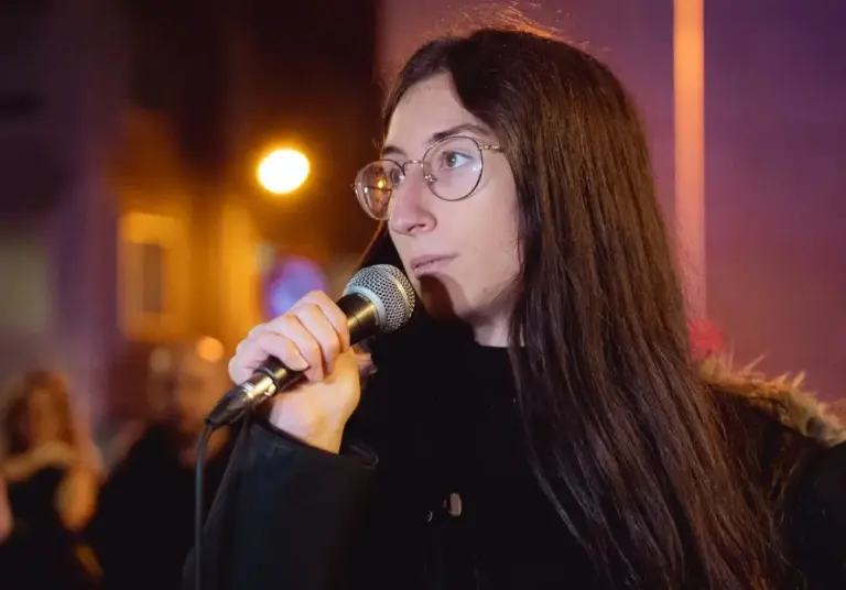 FOTOGRAFÍA. MADRID (REINO DE ESPAÑA), 06 D EDICIEMBRE DE 2025. Día de la Constitución Española. Fuerte movilización de la formación patriota de izquierda española Frente Obrero España (FO) ante el Congreso de los Diputados bajo lema "Contra el Gobierno de la Vergüenza". El historiador y escritor español, presidente del Frente Obrero España desde 2022, Roberto Vaquero Arribas; junto a una de las principales caras visibles del Frente Obrero España, la química Carmen López Manzano, son protagonistas ante la Puerta de los Leones Congreso de los Diputados con sus discursos contra el bipartidismo corrupto y estafado PP-PSOE y contra la traición de la izquierda WOKE migracionista y globalista PODEMOS, SUMAR, Más País. Los manifestantes han reclamado "prisión" para Pedro Sánchez Pérez-Castejón, jefe de un "Gobierno criminal", toda una "vergüenza nacional" al pueblo español, al juicio de los simpatizantes y militantes de Frente Obrero España que han proclamado su patriotismo a grito: "Aquí están los verdaderos patriotas". Lasvocesdelpueblo (Ñ Pueblo)