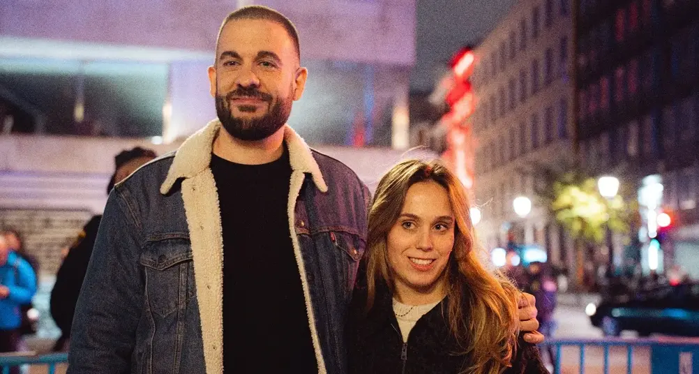 FOTOGRAFÍA. MADRID (REINO DE ESPAÑA), 06 D EDICIEMBRE DE 2025. Día de la Constitución Española. Fuerte movilización de la formación patriota de izquierda española Frente Obrero España (FO) ante el Congreso de los Diputados bajo lema "Contra el Gobierno de la Vergüenza". El historiador y escritor español, presidente del Frente Obrero España desde 2022, Roberto Vaquero Arribas; junto a una de las principales caras visibles del Frente Obrero España, la química Carmen López Manzano, son protagonistas ante la Puerta de los Leones Congreso de los Diputados con sus discursos contra el bipartidismo corrupto y estafado PP-PSOE y contra la traición de la izquierda WOKE migracionista y globalista PODEMOS, SUMAR, Más País. Los manifestantes han reclamado "prisión" para Pedro Sánchez Pérez-Castejón, jefe de un "Gobierno criminal", toda una "vergüenza nacional" al pueblo español, al juicio de los simpatizantes y militantes de Frente Obrero España que han proclamado su patriotismo a grito: "Aquí están los verdaderos patriotas". Lasvocesdelpueblo (Ñ Pueblo)