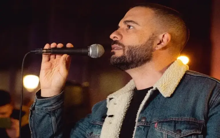 FOTOGRAFÍA. MADRID (REINO DE ESPAÑA), 06 D EDICIEMBRE DE 2025. Día de la Constitución Española. Fuerte movilización de la formación patriota de izquierda española Frente Obrero España (FO) ante el Congreso de los Diputados bajo lema "Contra el Gobierno de la Vergüenza". El historiador y escritor español, presidente del Frente Obrero España desde 2022, Roberto Vaquero Arribas; junto a una de las principales caras visibles del Frente Obrero España, la química Carmen López Manzano, son protagonistas ante la Puerta de los Leones Congreso de los Diputados con sus discursos contra el bipartidismo corrupto y estafado PP-PSOE y contra la traición de la izquierda WOKE migracionista y globalista PODEMOS, SUMAR, Más País. Los manifestantes han reclamado "prisión" para Pedro Sánchez Pérez-Castejón, jefe de un "Gobierno criminal", toda una "vergüenza nacional" al pueblo español, al juicio de los simpatizantes y militantes de Frente Obrero España que han proclamado su patriotismo a grito: "Aquí están los verdaderos patriotas". Lasvocesdelpueblo (Ñ Pueblo)
