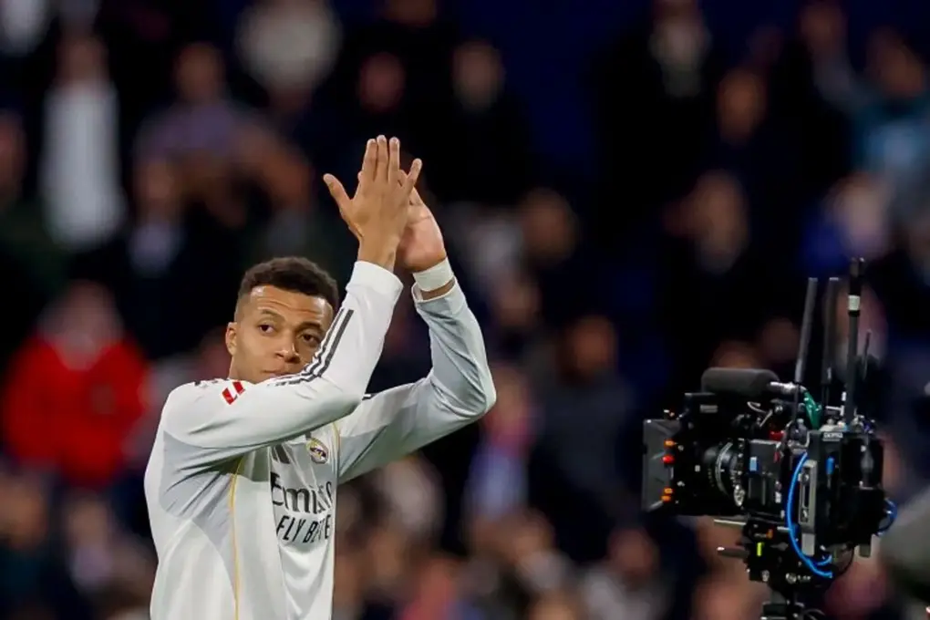 FOTOGRAFÍA. MADRID (REINO DE ESPAÑA), 20 DE DICIEMBRE DE 2025. Mbappé iguala a Cristiano Ronaldo ante un Sevilla carente de pegada. El delantero francés del Real Madrid, Kylian Mbappé, a la finalización del encuentro de la jornada 17 de LaLiga entre Real Madrid y Sevilla FC celebrado en el estadio Santiago Bernabéu, en Madrid. Efe