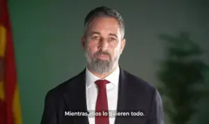 FOTOGRAFÍA. MADRID (ESPAÑA), 31 DE DICIEMBRE DE 2025. El presidente de VOX y Patriots of Europe, Santiago Abascal Conde, ha hecho hoy el balance del año 2025, en el que detalla las traiciones que décadas de bipartidismo PP-PSOE han supuesto para el conjunto de los españoles. El mandatario ha ofrecido un plan alternativo para proteger España ante el agotamiento de los partidos corruptos del bipartidismo PP-PSOE. Captura vídeo VOX/Lasvocesdelpueblo (Ñ Pueblo)
