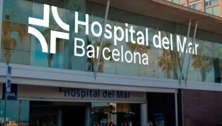 FOTOGRAFÍA. DISTRITO DE CIUDAD VIEJA (CIUDAD DE BARCELONA) CATALUÑA (REINO DE ESPAÑA, 19 DE DICIEMBRE DE 2025. Muere tras "40 horas abandonado" en Urgencias del Hospital del Mar. Detalle de la fachada del Hospital del Mar, centro sanitario catalán ubicado en el Paseo Marítimo del distrito de Ciudad Vieja de la ciudad de Barcelona. Lasvocesdelpueblo (Ñ Pueblo)