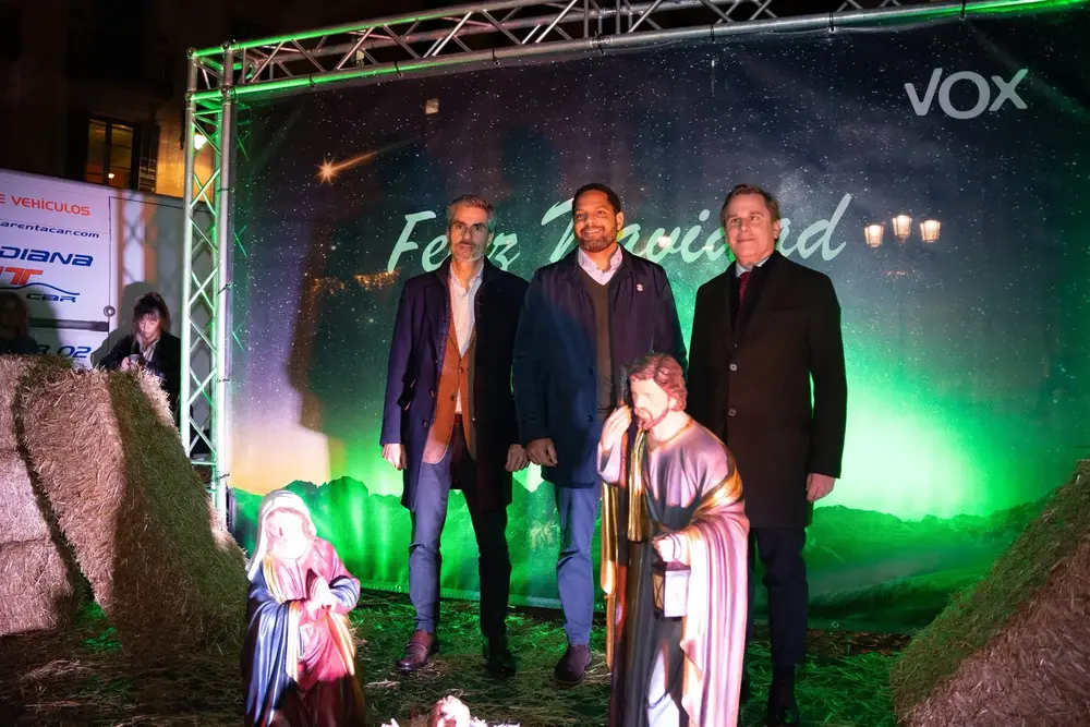 FOTOGRAFÍA. El Belén VOX - Montaje de Pesebre de Navidad de VOX en Cataluña. El secretario general de VOX, Ignacio Garriga Vaz de Conceiçao (c); —junto al líder de VOX en la provincia de Barcelona y portavoz del Grupo Parlamentario en el Parlamento de Cataluña, Joan Garriga Doménech (d); y al jefe de filas local de VOX en la Ciudad de Barcelona y portavoz del Grupo Municipal en el Ayuntamiento de Barcelona, Gonzalo de Oro-Pulido Plaza (i);— ha participado esta tarde y noche a la instalación del Belén navideño de VOX en Plaza San Jaime de la Ciudad Condal. Estuvieron también presentes, el portavoz del grupo municipal de VOX en el Ayuntamiento de Torredembarra (Tarragona) y segundo diputado de VOX por Tarragona al Parlamento de Cataluña, Javier Ramírez Gutiérrez; la portavoz nacional de Juventud de VOX y diputada por Barcelona al Parlamento catalán, Júlia Calvet Puig. Lasvocesdelpueblo (Ñ Pueblo)