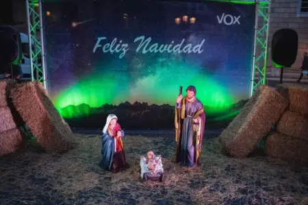 FOTOGRAFÍA. El Belén VOX - Montaje de Pesebre de Navidad de VOX en Cataluña. El secretario general de VOX, Ignacio Garriga Vaz de Conceiçao; —junto al líder de VOX en la provincia de Barcelona y portavoz del Grupo Parlamentario en el Parlamento de Cataluña, Joan Garriga Doménech; y al jefe de filas local de VOX en la Ciudad de Barcelona y portavoz del Grupo Municipal en el Ayuntamiento de Barcelona, Gonzalo de Oro-Pulido Plaza;— ha participado esta tarde y noche a la instalación del Belén navideño de VOX en Plaza San Jaime de la Ciudad Condal. Estuvieron también presentes, el portavoz del grupo municipal de VOX en el Ayuntamiento de Torredembarra (Tarragona) y segundo diputado de VOX por Tarragona al Parlamento de Cataluña, Javier Ramírez Gutiérrez; la portavoz nacional de Juventud de VOX y diputada por Barcelona al Parlamento catalán, Júlia Calvet Puig; diputado por Barcelona al Parlamento de Cataluña, Andrés Bello Bellés; el consejo y portavoz del Grupo Municipal de VOX en el Ayuntamiento de Barcelona, Liberto Mariano Senderos Oliva. Lasvocesdelpueblo (Ñ Pueblo)