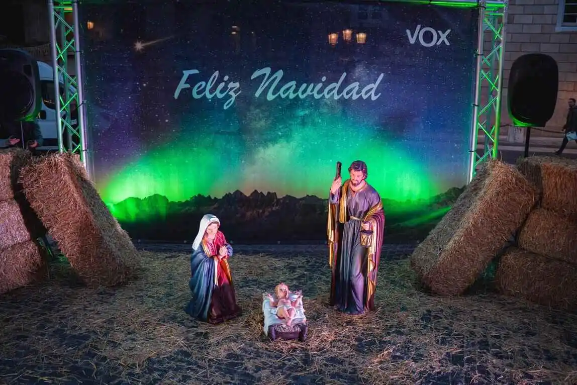 FOTOGRAFÍA. El Belén VOX - Montaje de Pesebre de Navidad de VOX en Cataluña. El secretario general de VOX, Ignacio Garriga Vaz de Conceiçao; —junto al líder de VOX en la provincia de Barcelona y portavoz del Grupo Parlamentario en el Parlamento de Cataluña, Joan Garriga Doménech; y al jefe de filas local de VOX en la Ciudad de Barcelona y portavoz del Grupo Municipal en el Ayuntamiento de Barcelona, Gonzalo de Oro-Pulido Plaza;— ha participado esta tarde y noche a la instalación del Belén navideño de VOX en Plaza San Jaime de la Ciudad Condal. Estuvieron también presentes, el portavoz del grupo municipal de VOX en el Ayuntamiento de Torredembarra (Tarragona) y segundo diputado de VOX por Tarragona al Parlamento de Cataluña, Javier Ramírez Gutiérrez; la portavoz nacional de Juventud de VOX y diputada por Barcelona al Parlamento catalán, Júlia Calvet Puig; diputado por Barcelona al Parlamento de Cataluña, Andrés Bello Bellés; el consejo y portavoz del Grupo Municipal de VOX en el Ayuntamiento de Barcelona, Liberto Mariano Senderos Oliva. Lasvocesdelpueblo (Ñ Pueblo)