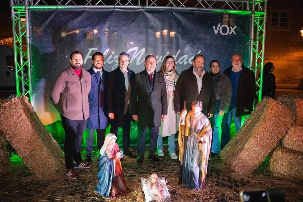 FOTOGRAFÍA. El Belén VOX - Montaje de Pesebre de Navidad de VOX en Cataluña. El secretario general de VOX, Ignacio Garriga Vaz de Conceiçao; —junto al líder de VOX en la provincia de Barcelona y portavoz del Grupo Parlamentario en el Parlamento de Cataluña, Joan Garriga Doménech (4i); y al jefe de filas local de VOX en la Ciudad de Barcelona y portavoz del Grupo Municipal en el Ayuntamiento de Barcelona, Gonzalo de Oro-Pulido Plaza (3i);— ha participado esta tarde y noche a la instalación del Belén navideño de VOX en Plaza San Jaime de la Ciudad Condal. Estuvieron también presentes, el portavoz del grupo municipal de VOX en el Ayuntamiento de Torredembarra (Tarragona) y segundo diputado de VOX por Tarragona al Parlamento de Cataluña, Javier Ramírez Gutiérrez (2i); la portavoz nacional de Juventud de VOX y diputada por Barcelona al Parlamento catalán, Júlia Calvet Puig (4d); diputado por Barcelona al Parlamento de Cataluña, Andrés Bello Bellés (d); el consejo y portavoz del Grupo Municipal de VOX en el Ayuntamiento de Barcelona, Liberto Mariano Senderos Oliva (d). Lasvocesdelpueblo (Ñ Pueblo)