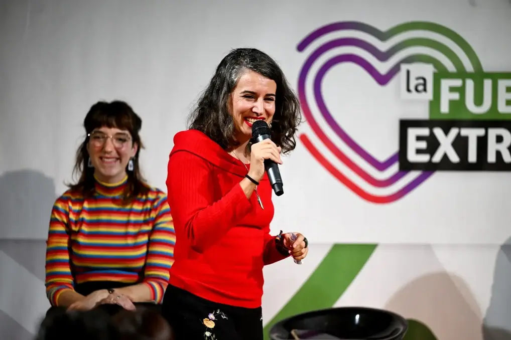 FOTOGRAFÍA. PALENCIA (CÁCERES) EXTREMADURA (REINO DE ESPAÑA), 06 DE DICIEMBRE DE 2025. Elecciones Extremadura 21D. La coalición electoral de las ultraizquierda "Unidas por Extremadura", que integran Podemos e Izquierda Unida celebra este sábado, 6 de diciembre, un acto de campaña en la localidad cacereña de Plasencia, en el que participan la secretaria general del principal partido de la izquierda extrema, Podemos, Ione Belarra Urteaga; la extremista eurodiputada de esta organización y exministra de Igualdad expulsada en el régimen continuista WOKE, migracionista y globalista de España, Irene Montero Gil; la número 3 por la provincia de Badajoz, Nerea Fernández Cordero (i); y la candidata a la Presidencia de la Junta, Irene de Miguel (d). Efe