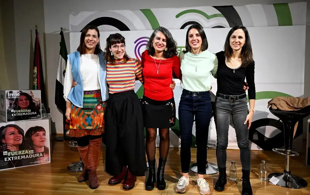 FOTOGRAFÍA. PALENCIA (CÁCERES) EXTREMADURA (REINO DE ESPAÑA), 06 DE DICIEMBRE DE 2025. Elecciones Extremadura 21D. La coalición electoral de las ultraizquierda "Unidas por Extremadura", que integran Podemos e Izquierda Unida celebra este sábado, 6 de diciembre, un acto de campaña en la localidad cacereña de Plasencia, en el que participan la secretaria general del principal partido de la izquierda extrema, Podemos, Ione Belarra Urteaga (d); la extremista eurodiputada de esta organización y exministra de Igualdad expulsada en el régimen continuista WOKE, migracionista y globalista de España, Irene Montero Gil (2d); la número 3 por la provincia de Badajoz, Nerea Fernández Cordero (2i); y la candidata a la Presidencia de la Junta, Irene de Miguel (c). Efe