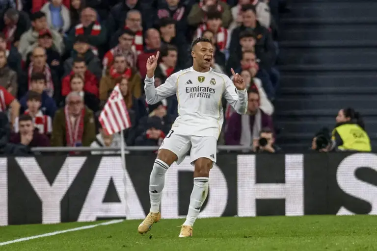 FOTOGRAFÍA. BILBAO (LAS VASCONGADAS) REINO DE ESPAÑA, 03 DE DICIAMEBRE DE 2025. El delantero francés del Real Madrid Kylian Mbappé celebra el (0-3) conseguido durante el partido de la jornada 19 de LaLiga EA Sports entre el Athletic Club y el Real Madrid, disputado este miércoles en el estadio de San Mamés en Bilbao (Las Vascongadas). Efe