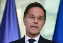 FOTOGRAFÍA. BERLÍN (ALEMANIA), 11 DE DICIEMBRE DE 2025. OTAN alerta de una "guerra" entre Rusia y UE. El secretario general de la OTAN desde el pasado 1 de octubre de 2024 sustituyendo al noruego Jens Stoltenberg y primer ministro de los Países Bajos desde 2010 hasta 2024 por la derechista cobarde y globalista "Partido Popular por la Libertad y la Democracia" de Países Bajos, Mark Rutte,  gesticula durante una conferencia de prensa conjunta con la canciller alemana en la Cancillería en Berlín, Alemania, 11 de diciembre de 2025. La canciller alemana y el secretario general de la OTAN se reunieron para conversaciones. (Berlín, Alemania). Efe 