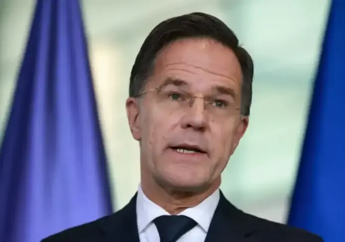 OTAN alerta de una guerra entre Rusia y UE,Mark Rutte,Berlín,guerra UE y Rusia FOTOGRAFÍA. BERLÍN (ALEMANIA), 11 DE DICIEMBRE DE 2025. OTAN alerta de una "guerra" entre Rusia y UE. El secretario general de la OTAN desde el pasado 1 de octubre de 2024 sustituyendo al noruego Jens Stoltenberg y primer ministro de los Países Bajos desde 2010 hasta 2024 por la derechista cobarde y globalista "Partido Popular por la Libertad y la Democracia" de Países Bajos, Mark Rutte, gesticula durante una conferencia de prensa conjunta con la canciller alemana en la Cancillería en Berlín, Alemania, 11 de diciembre de 2025. La canciller alemana y el secretario general de la OTAN se reunieron para conversaciones. (Berlín, Alemania). Efe