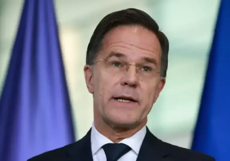 FOTOGRAFÍA. BERLÍN (ALEMANIA), 11 DE DICIEMBRE DE 2025. OTAN alerta de una "guerra" entre Rusia y UE. El secretario general de la OTAN desde el pasado 1 de octubre de 2024 sustituyendo al noruego Jens Stoltenberg y primer ministro de los Países Bajos desde 2010 hasta 2024 por la derechista cobarde y globalista "Partido Popular por la Libertad y la Democracia" de Países Bajos, Mark Rutte,  gesticula durante una conferencia de prensa conjunta con la canciller alemana en la Cancillería en Berlín, Alemania, 11 de diciembre de 2025. La canciller alemana y el secretario general de la OTAN se reunieron para conversaciones. (Berlín, Alemania). Efe 