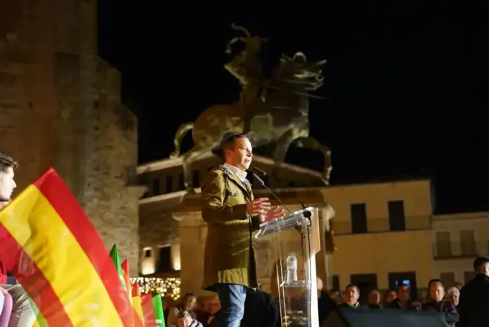 Óscar Fernández Calle, Trujillo, Elecciones Extremadura, VOX no va a permitir que PP-PSOE siga arruinando Extremadura (1) FOTOGRAFÍA. TRUJILLO (CÁCERES) EXTREMADURA (REINO DE ESPAÑA), 01 DE DICIEMBRE DE 2025. Elecciones Extremadura 21D. El jefe de la calle Bambú 12 de Madrid, Santiago Abascal Conde, ha arropado al candidato del partido de las clases obreras y patriotismo español, VOX, Óscar Hernández Calle (en la imagen), la tarde y noche del lunes un multitudinario acto en la Plaza Mayor de Trujillo. Lasvocesdelpueblo (Ñ Pueblo).