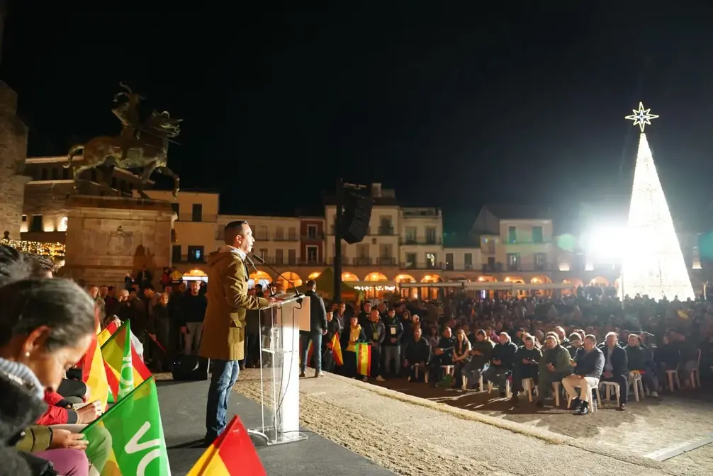 FOTOGRAFÍA. TRUJILLO (CÁCERES) EXTREMADURA (REINO DE ESPAÑA), 01 DE DICIEMBRE DE 2025. Elecciones Extremadura 21D. El jefe de la calle Bambú 12 de Madrid, Santiago Abascal Conde, ha arropado al candidato del partido de las clases obreras y patriotismo español, VOX, Óscar Hernández Calle (en la imagen), la tarde y noche del lunes un multitudinario acto en la Plaza Mayor de Trujillo. Lasvocesdelpueblo (Ñ Pueblo).