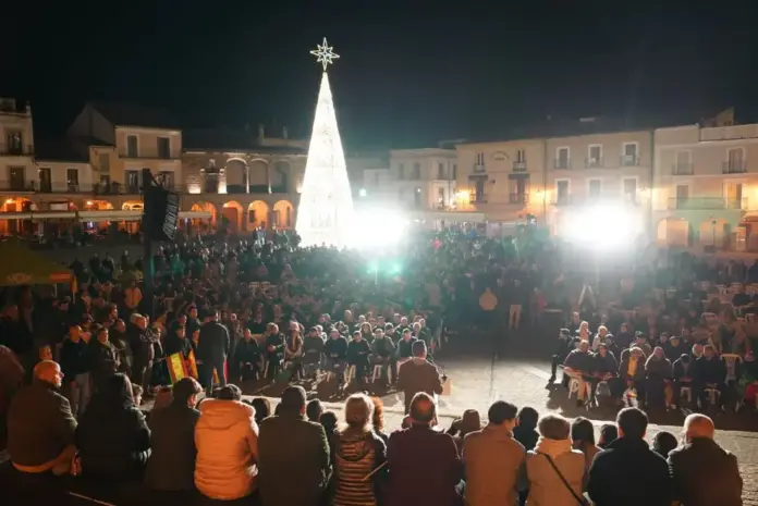 FOTOGRAFÍA. TRUJILLO (CÁCERES) EXTREMADURA (REINO DE ESPAÑA), 01 DE DICIEMBRE DE 2025. Elecciones Extremadura 21D. El jefe de la calle Bambú 12 de Madrid, Santiago Abascal Conde, ha arropado al candidato del partido de las clases obreras y patriotismo español, VOX, Óscar Hernández Calle (en la imagen), la tarde y noche del lunes un multitudinario acto en la Plaza Mayor de Trujillo. Lasvocesdelpueblo (Ñ Pueblo).