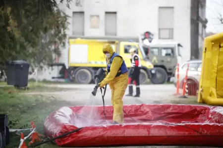 FOTOGRAFÍA. SANTA PERPETUA DE MOGUDA (BARCELONA) CATALUÑA (REINO DE ESPAÑA, 02 DE DICIEMBRE DE 2025. Vista de las labores de desinfección del cuartel general la Unidad Militar de Emergencias (UME) en relación al brote de peste porcina africana (PPA) en Santa Perpètua de Mogoda (Barcelona) este martes. Efe